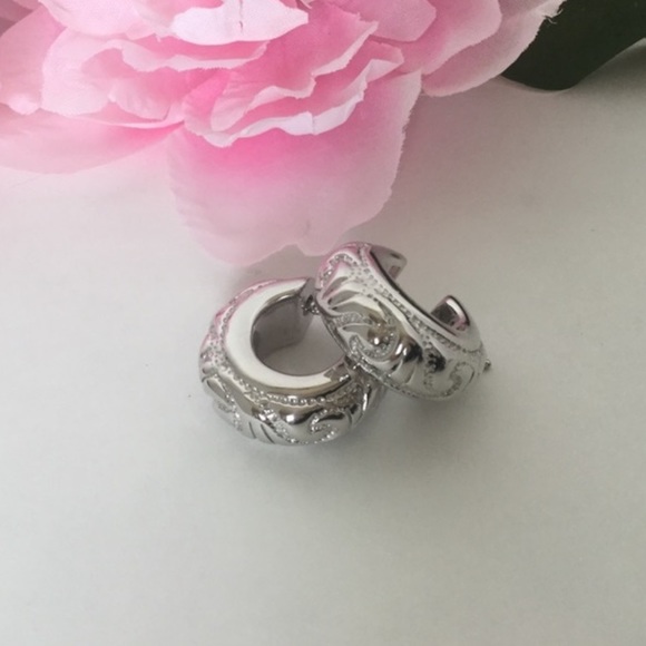 18k GOLD HOOP EARRINGS - Picture 7 of 8